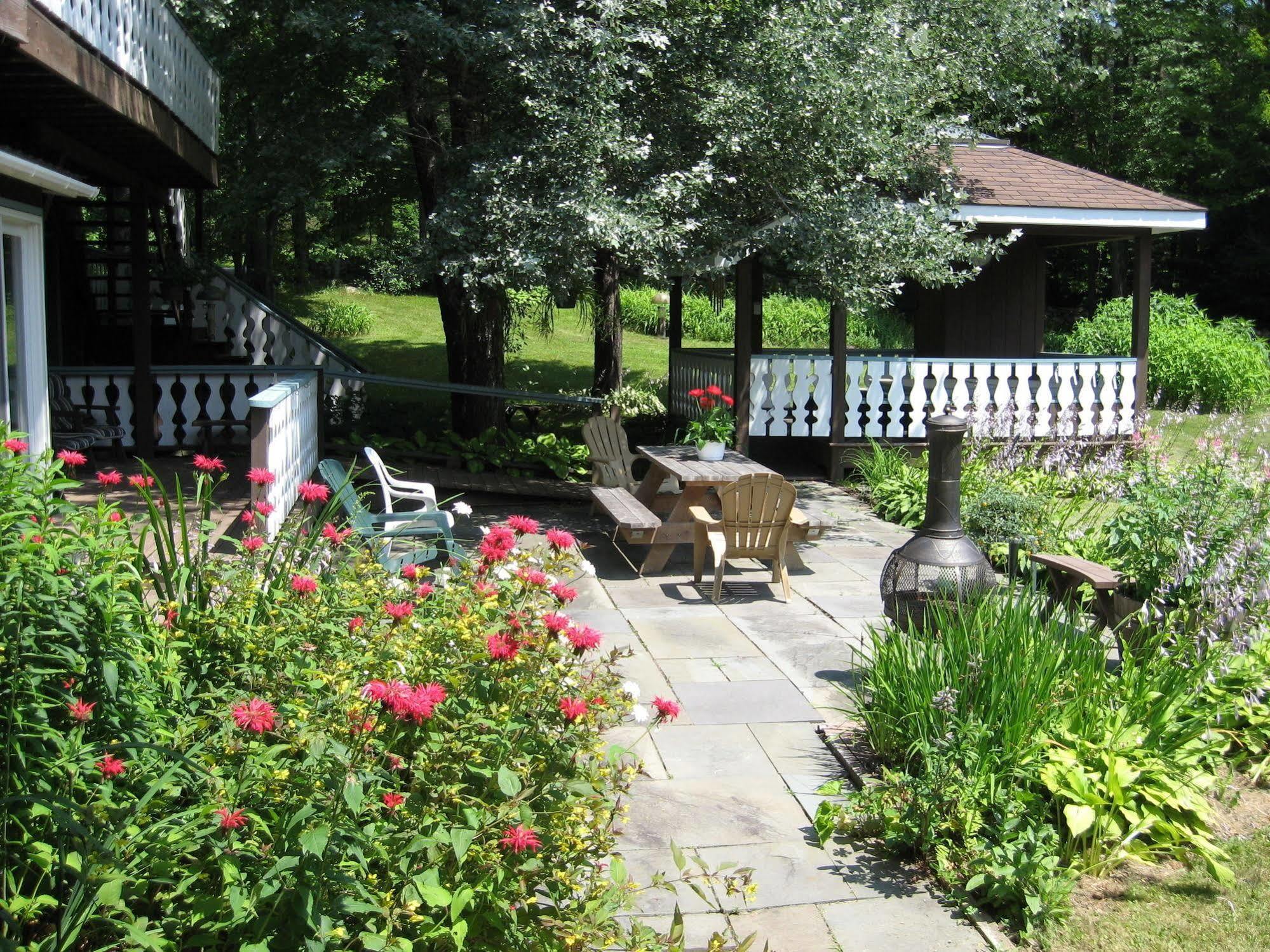 Blue Gentian Lodge At Magic Mountain Londonderry Esterno foto